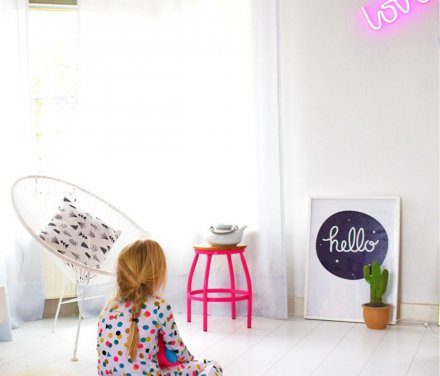 Geschenk für Sie: love Wandleuchte mit Schriftzug