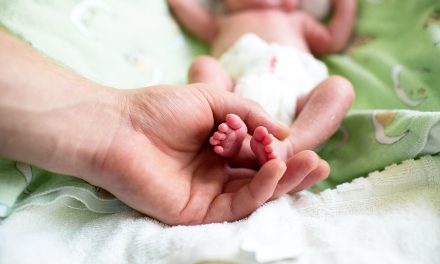 Welt-Frühgeborenen-Tag 2021: Groß schlafen mit Pampers kleinster Windel